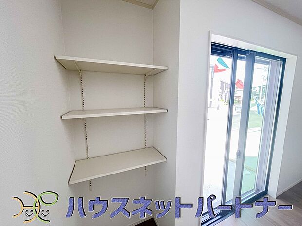 リビングの窓際に観葉植物を置いて育ててみてはいかがですか。窓からは心地よい風が入り家族を爽やかに。