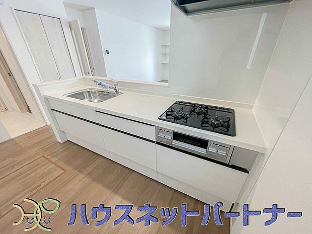 三口コンロで料理の幅を拡げてくれる使いやすいシステムキッチンを採用。洗い場も大きいので野菜や食器を洗ったりする際にも捗り、奥様の強い味方となってくれるはずです。