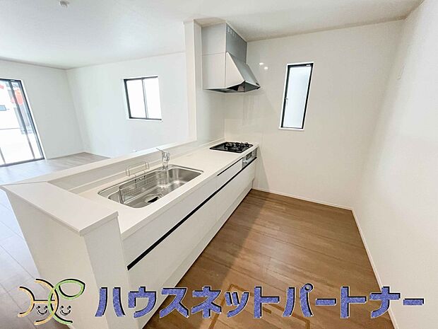 明るい自然光が入る作業スペースを多くとったキッチン採用。夫婦揃ってキッチンに立っても調理がしやすく、家事をしながら会話も弾みます。食器類もすっきりと片付く収納力。