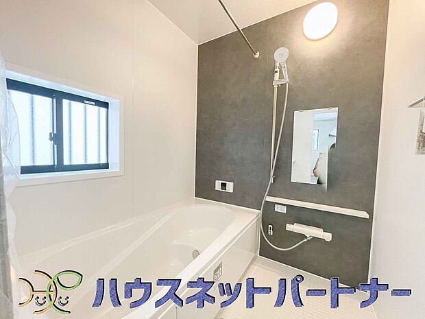 高級感溢れるカラーと大きさ・柔らかな曲線で構成された半身浴も楽しめるバスタブが心地よさをもたらします。窓もあるので換気もしっかりできますね。