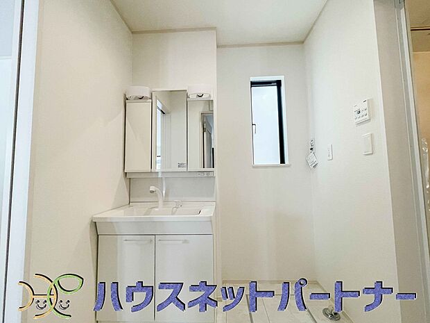 大きく見やすい三面鏡で清潔感ある洗面台は、身だしなみチェックや肌のお手入れに最適です。何かと物が増える場所だからこそ、スッキリと見映えの良い空間に拵えました。