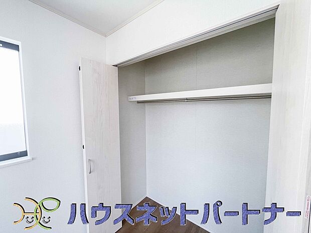 壁面クローゼットのメリットは、衣類が横一列に並ぶためひと目で洋服が選びやすいこと。衣類をたくさんお持ちの方も、限られたスペース内に無理なく収納することができます。