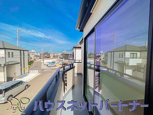 青い空が近くに感じるバルコニーは、爽やかな風をお部屋へ運んでくれます。