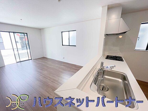 キッチン吊戸棚を無くす事によって、コミュニケーションを重視した設計に致しました。区画によって変わる一体感を、実際にご覧になって頂けましたらと思います。 