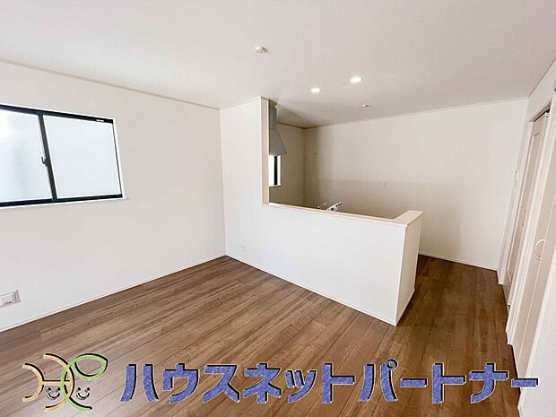 キッチンカウンターがあると配膳が楽なことがメリットの一つ。後片付けをするときも、ダイニングテーブルからあまり動かずに流し台へ運ぶことができるので便利です♪