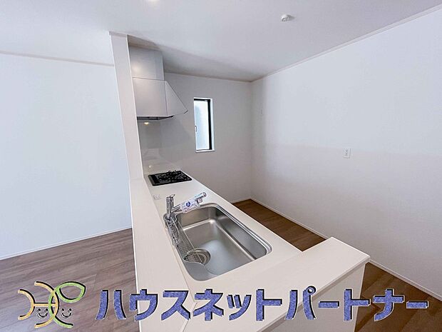 明るく開放的な対面キッチン。家族とのコミュニケーションが取りやすく、みんなの笑顔が溢れます。