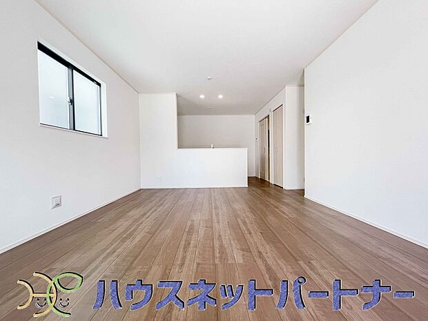 リビングは、食事スペースと寛げる場所設けてもまだ余裕の広さ。明るい光が照らしてくれます。