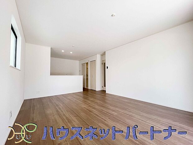 リビングは、食事スペースと寛げる場所設けてもまだ余裕の広さ。明るい光が照らしてくれます。