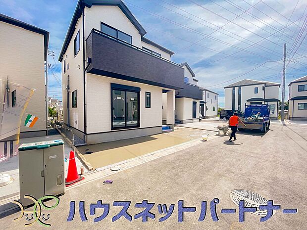 前面道路の日当たりの良い明るいお家。