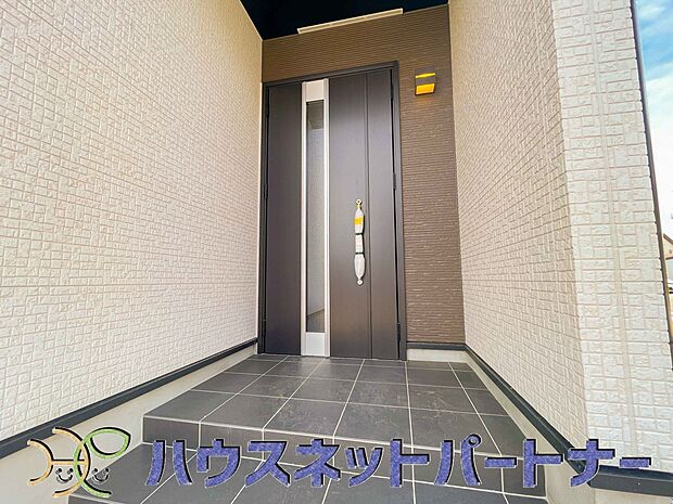 玄関前に季節のお花を置いて可愛く演出してみてはいかがですか。来客が憧れる玄関造りを楽しんで下さい。