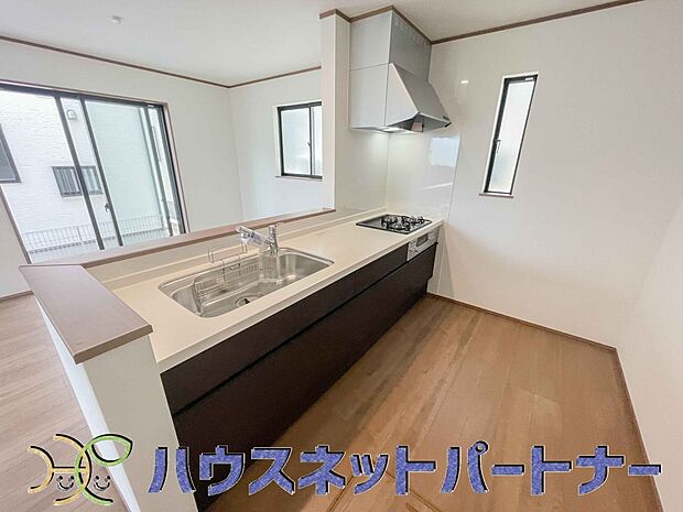 人工大理石トップを纏った最新設備搭載のシステムキッチン。収納数も多いので、常に纏まりある空間に。DKを見守りながらお料理も出来るので、お子様がいても安心です。