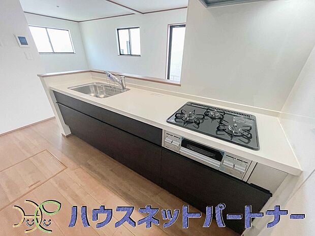 三口コンロで料理の幅を拡げてくれる使いやすいシステムキッチンを採用。洗い場も大きいので野菜や食器を洗ったりする際にも捗り、奥様の強い味方となってくれるはずです。
