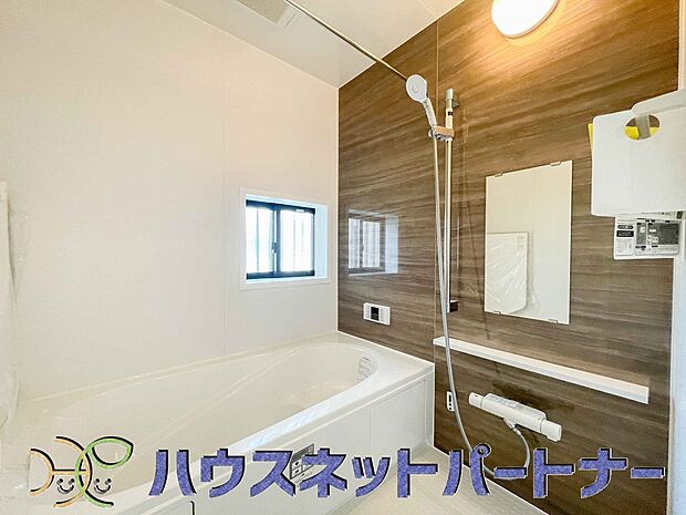 明るい作りの浴室は心も体もリフレッシュさせてくれます。窓もあるので湿気を外へ逃がすことも出来ます。