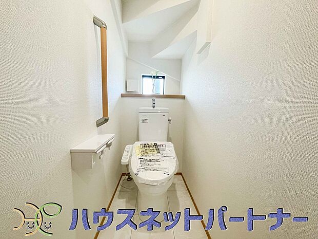 小窓を設置する事により明るく、通気性の良いトイレとなっております。中はゆとりのある大きさを確保しておりますので、ゆったりとお使い頂けます。 