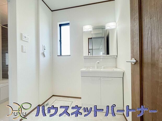 洗面室のある脱衣所は広々。脱いだお洋服をそのままお洗濯。