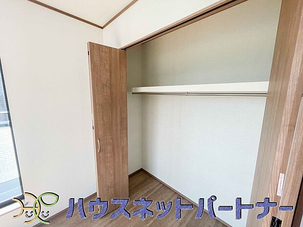 多くの人がお困りの住まいの収納。壁面クローゼットがあればタンスを置く必要がなく、出っ張りのないスッキリ空間を維持できます。限られたスペースを有効に活用できそう。