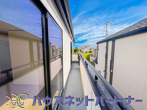 青い空が近くに感じるバルコニーは、爽やかな風をお部屋へ運んでくれます。