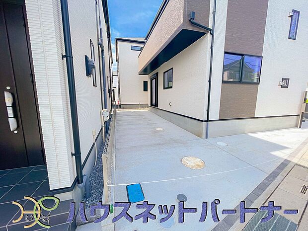 玄関横に駐車場なのでお買い物をした後は楽にお家へ。沢山お買物した時は助かりますね。