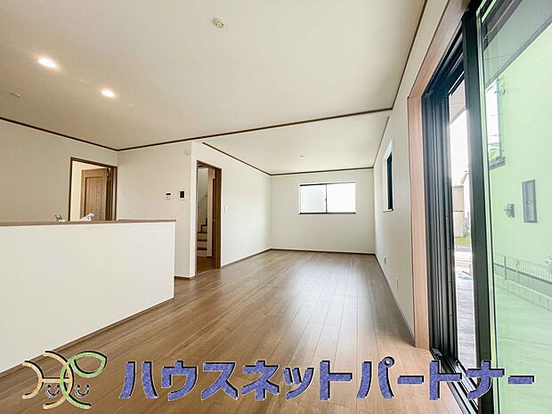 リビングは、食事スペースと寛げる場所設けてもまだ余裕の広さ。明るい光が照らしてくれます。