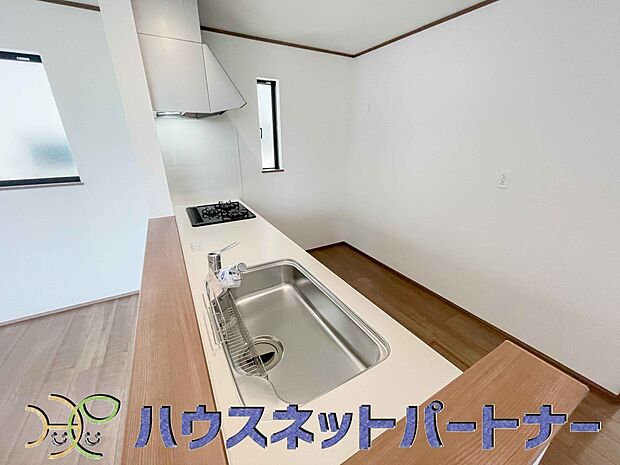 キッチン吊戸棚を無くす事によって、コミュニケーションを重視した設計に致しました。区画によって変わる一体感を、実際にご覧になって頂けましたらと思います。 