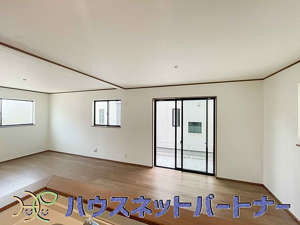 カウンターキッチンなら、リビングで遊ぶ子供の様子を見ながら料理ができるので安心です。