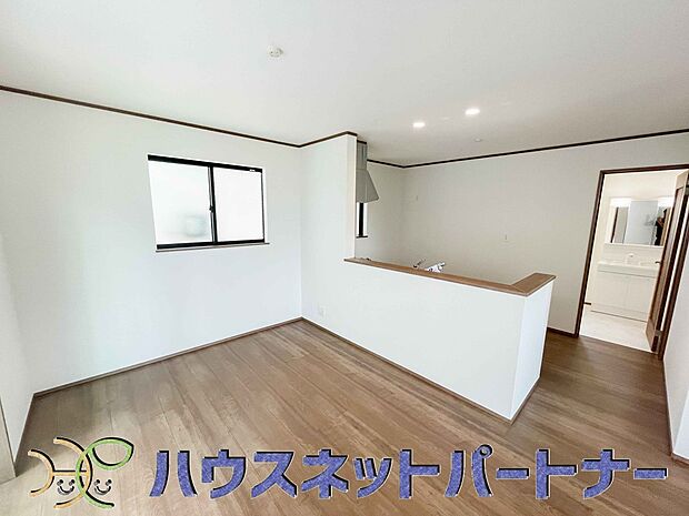 お料理できたらカウンターから手渡しができます。家族で会話をしながらお料理を楽しく。