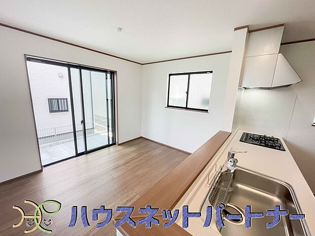 カウンターキッチンなら、リビングで遊ぶ子供の様子を見ながら料理ができるので安心です。