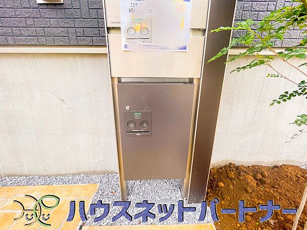 宅配ボックス。好きな時間にいつでも荷物を受取れるため、到着時間を気にして自宅で待機したり、再配達の連絡をする手間がかかりません。共働きなど不在が多い方、ネット通販の利用が多い方に大変便利。