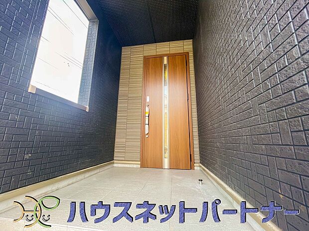 お客様も迎える玄関は高級感のある造りです。