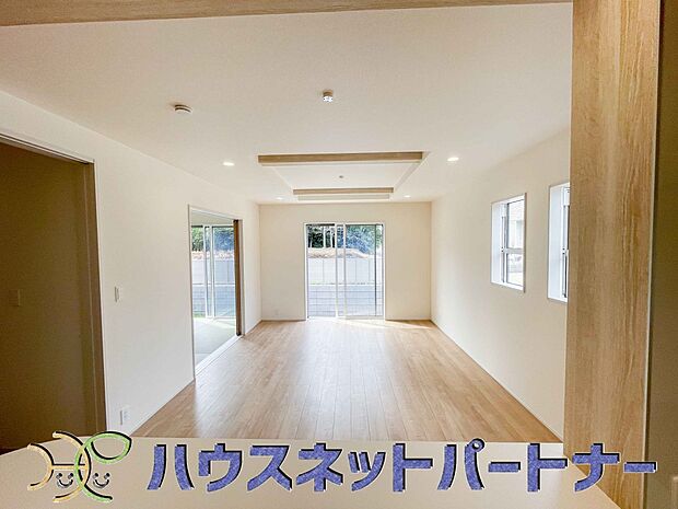 整然とした空間演出、快適な理想の暮らしの実現は家のみの拘りではなく、そこで暮らす方々にとって素敵な環境であることも挙げられると思います。四季折々の変化が奏でる鼓動を楽しんで下さい。