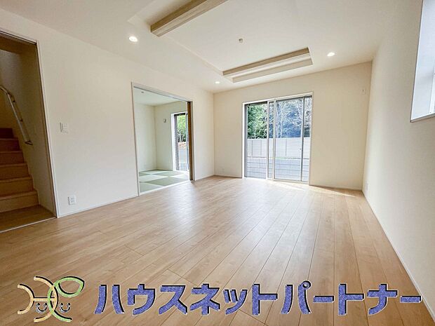 太陽の光が照らす明るいリビングは、開放感があり通風・採光に優れ、心地よい光と風が舞い込んできます。心休まるリビングは何よりも快適な時間を過ごせます。