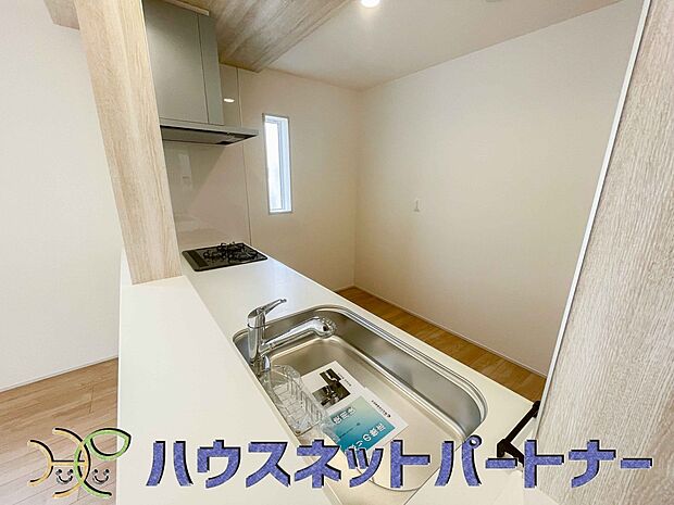 キッチン吊戸棚を無くす事によって、コミュニケーションを重視した設計に致しました。区画によって変わる一体感を、実際にご覧になって頂けましたらと思います。