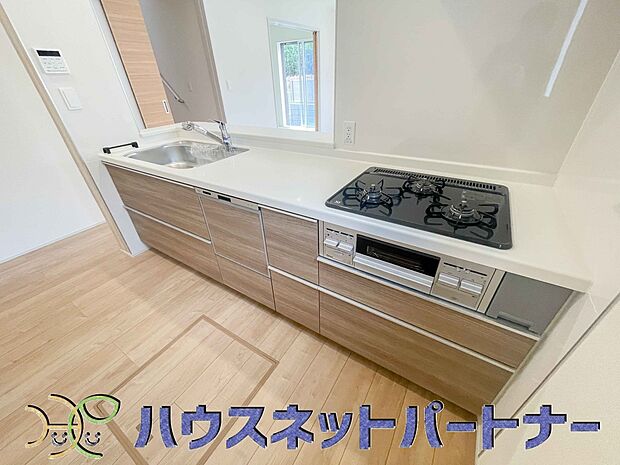 木目調のキッチンは落ち着いた雰囲気で収納もたくさん。嬉しい食洗器付です。汚れも目立ちません。