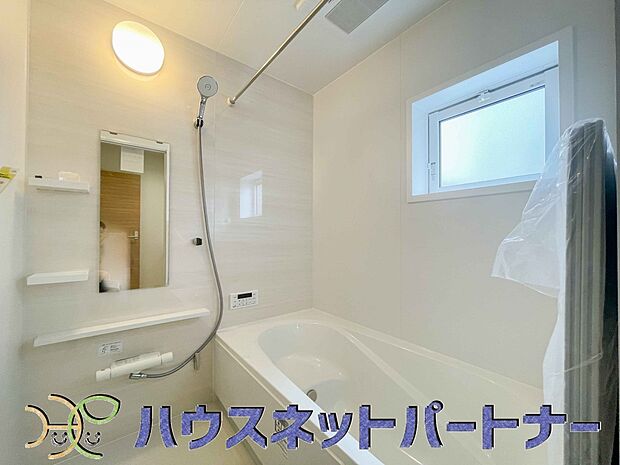 心地よいバスタイムを演出する浴室はゆとりあるサイズを採用。保温機能付き、汚れをはじく有機ガラス系の新素材を採用した浴室。美しく機能的な設備を採用。