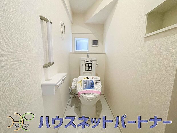 快適な生活を送るための必須アイテムとなった洗浄機能付トイレ。おしり洗浄、ビデ洗浄、暖房便座の3つの機能を標準装備しています。