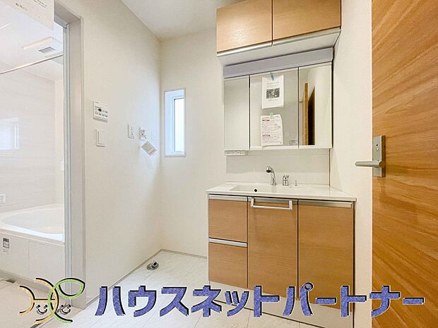 明るい清潔感のある洗面所は、鏡も大きくシンクが広々。朝の支度も楽にこなせます。