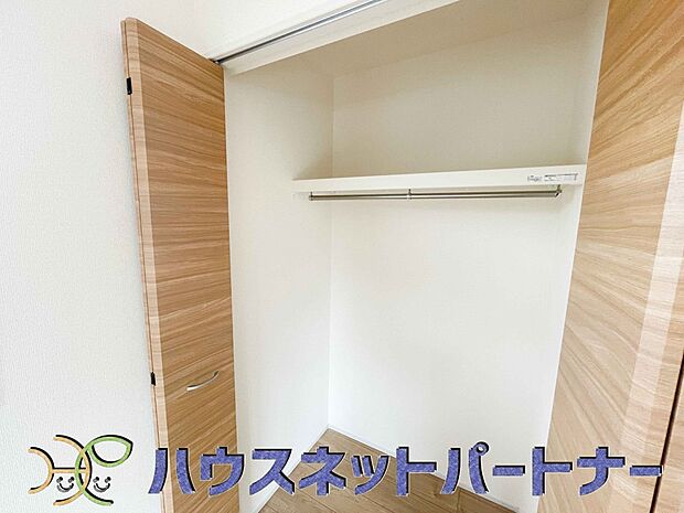 壁面クローゼットのメリットは、衣類が横一列に並ぶためひと目で洋服が選びやすいこと。衣類をたくさんお持ちの方も、限られたスペース内に無理なく収納することができます。