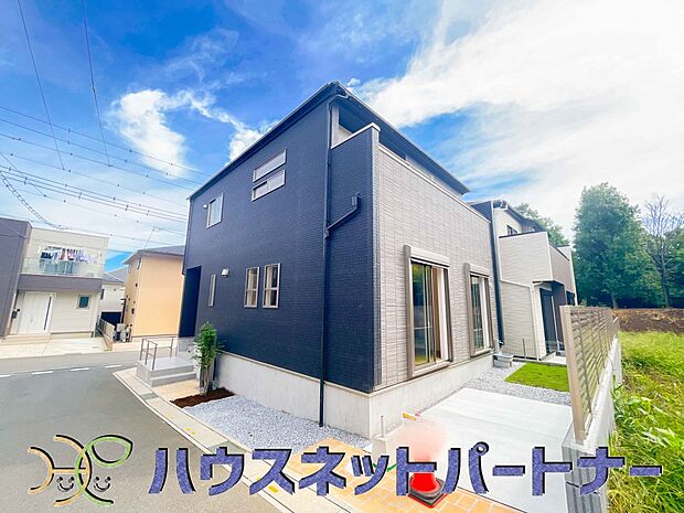 街に溶け合う美しい景観と、採光や風通しを考えて設計された間取り。近隣の視線を考え調整した窓位置など、外観だけでなく、住まうご家族の心地よさを最優先しました。