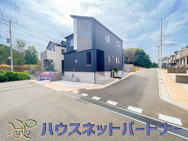 前面道路でお車を駐車するのも楽々。