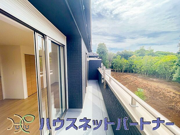 青い空が近くに感じるバルコニーは、爽やかな風をお部屋へ運んでくれます。