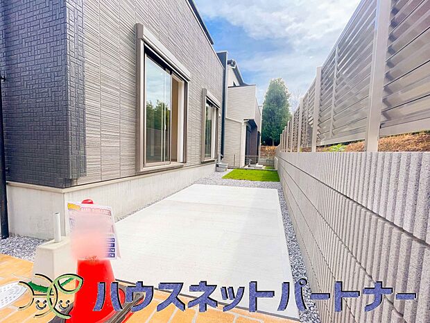 通勤や家族の送迎など、毎日の生活にマイカーが欠かせない方にとって駐車場は大事な条件。敷地内にカースペースがあれば、お出かけやお買い物の際の搬入出もらくらくです。