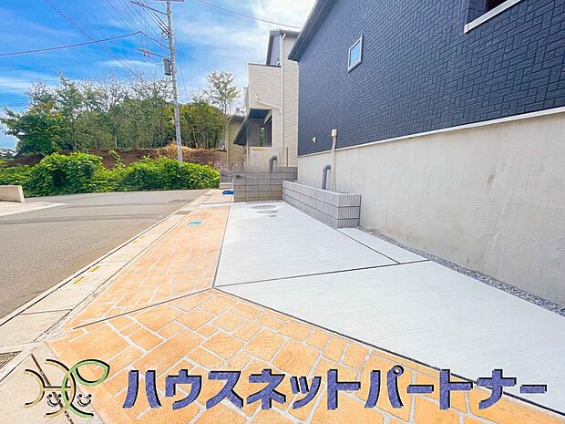 駐車場がある戸建を持つ最大のメリットは、駐車場代金を支払い続ける必要がないことです。賃貸住宅に住んでいる方が、戸建の購入を考えるきっかけに挙げることが多いようです。