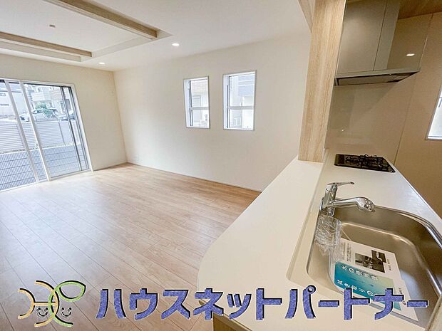 カウンターキッチンなら、リビングで遊ぶ子供の様子を見ながら料理ができるので安心です。料理を運んでもらったり、子供にお手伝いしてもらいやすいのもいいですね♪