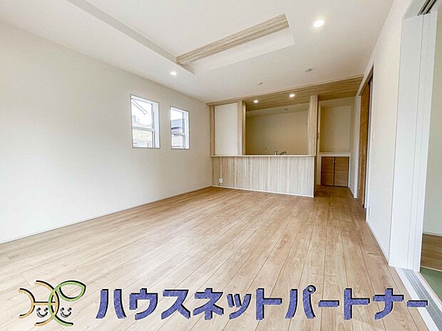 リビングは、食事スペースと寛げる場所設けてもまだ余裕の広さ。明るい光が照らしてくれます。
