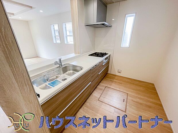 リビングにいるお子様と会話をしながら家事ができるカウンターキッチン。いま手があいているか、忙しそうなのか相手の様子を伺いながらコミュニケーションをとる訓練にもなります。