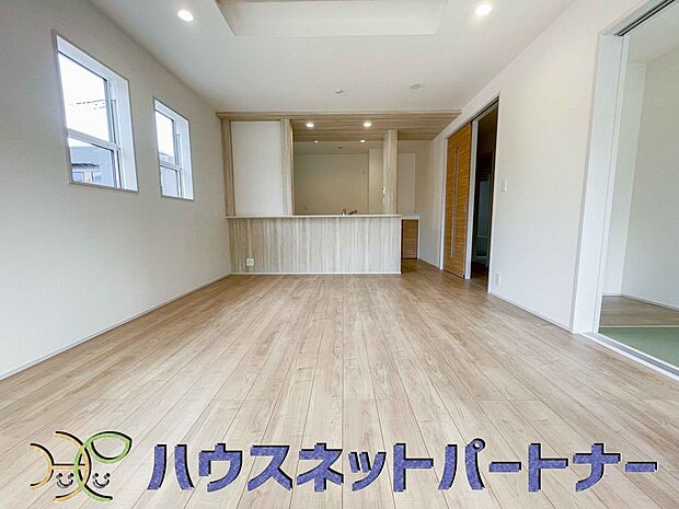 忙しい朝でも家族揃って食事をして頂ける、ゆとりある大きさのダイニングスペース。奥様の手料理をカウンター越しに受けとって頂き、テーブルで囲む素敵な時間を存分にお愉しみ下さい。