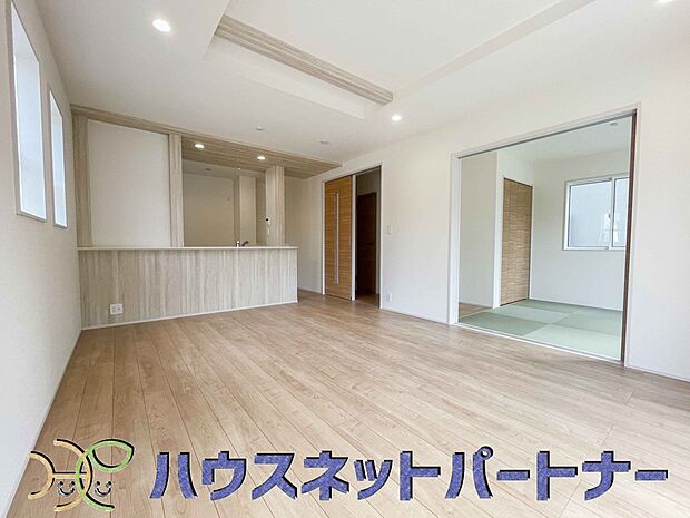 明るく開放的なダイニング。家族とのコミュニケーションが取りやすく、みんなの笑顔が溢れます