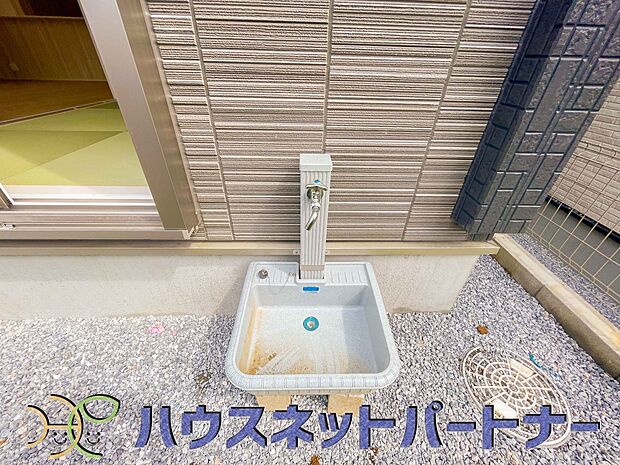 外水栓。お庭への水撒きや車の洗車、家の外壁の掃除などに利用できる、あると便利な外水栓。
