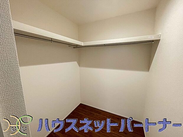 ウォークインクローゼットのメリットは、衣類の他、バッグやアクセサリーなど、身につけるものを一部屋に集めて管理できること。必要なときに見つけやすいです。