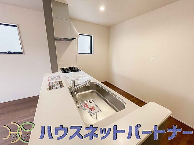 人工大理石のワークトップやシンクは、水を流しただけできれいになったように見えます。白いキッチンは明るく清潔感があり、とっても素敵です。